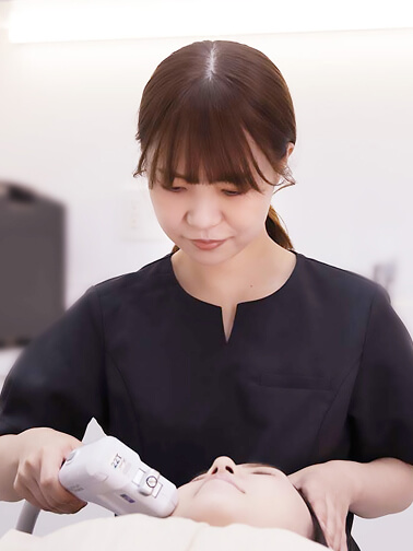 レーザーを当てる看護師