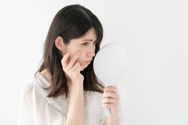 顔の赤みを気にする女性