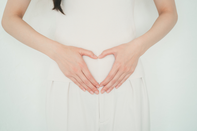 腹部を抑える女性