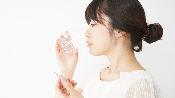 ニキビ治療薬を服用する女性