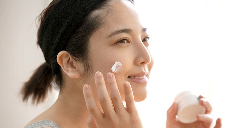 クリームを塗布する女性