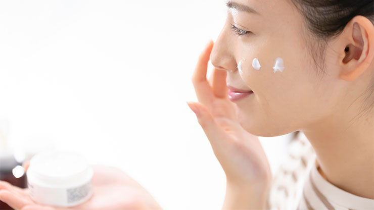 ニキビ用クリームを塗る女性