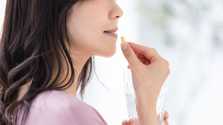 ニキビ薬を服用する女性