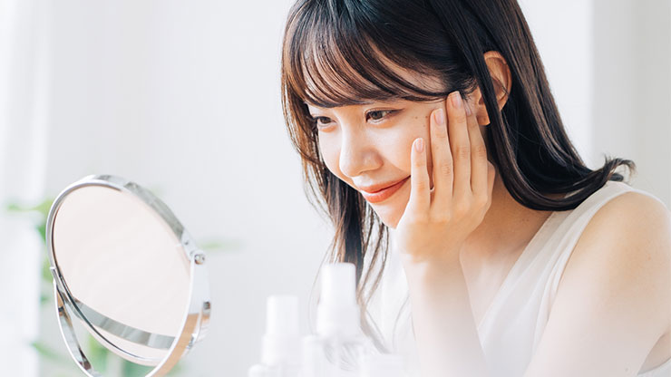 ニキビクリームでケアする女性