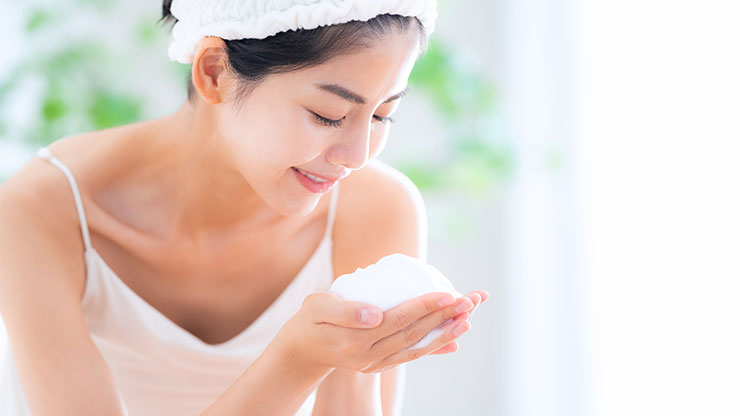 もこもこ泡で洗顔する女性