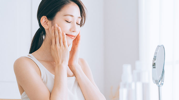 保湿する女性
