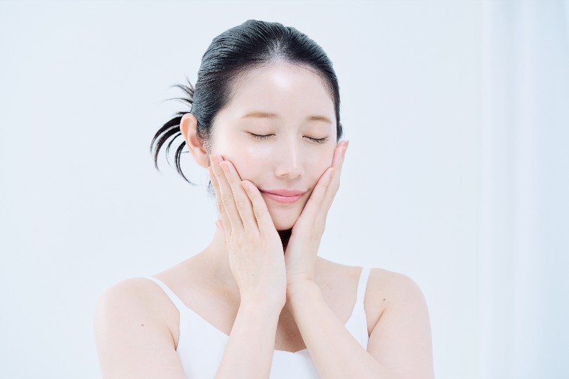 スキンケアをする女性