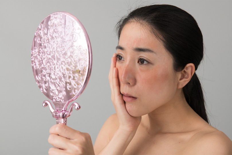 赤ら顔の女性